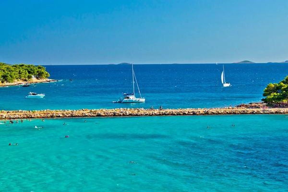 Utsikt över det azurblå Adriatiska havet med segelbåtar längs Dalmatiska kusten