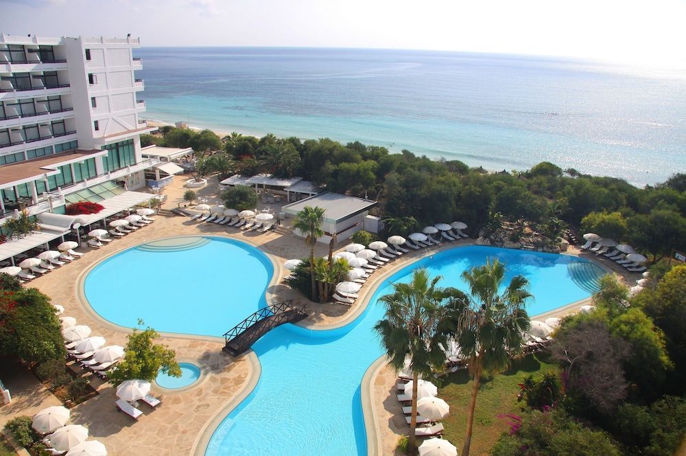 Grecian Bay Hotel har et stort organisk poolområde og er også et stenkast fra den krystalklare strand.