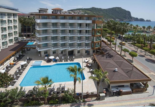 På Riviera Hotel & Spa bor du granne med havet och Cleopatra-stranden i Alanya. 