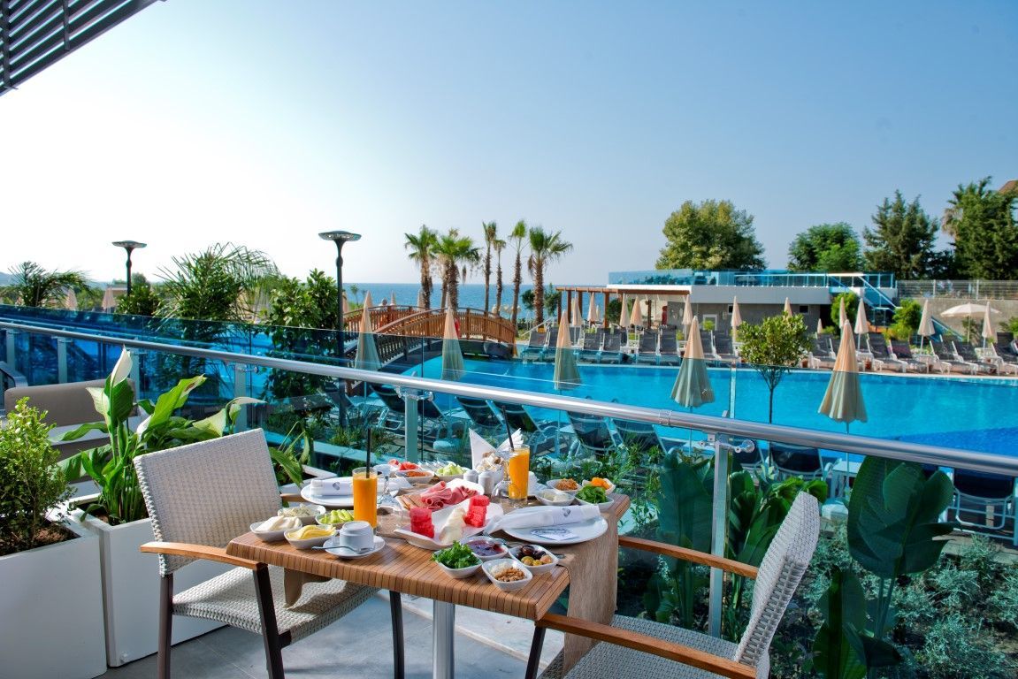 På voksenhotellet Selene Beach & Spa Hotel i Avsallar kan du nyde morgenmaden ved poolen