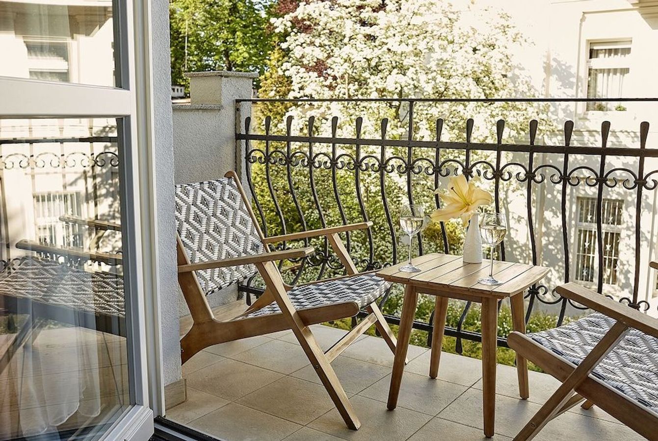 På Villa Antonina i Sopot i Polen kan du booke værelser med balkon og udsigt til haven.