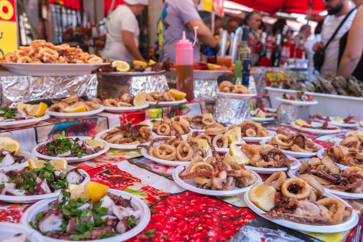 Grillad fisk och skaldjur på matmarknaden Ballaro i Palermo, Sicilien