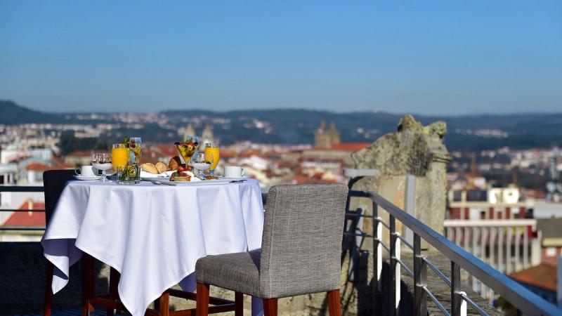 Morgenmand på terrasse med udsigt
