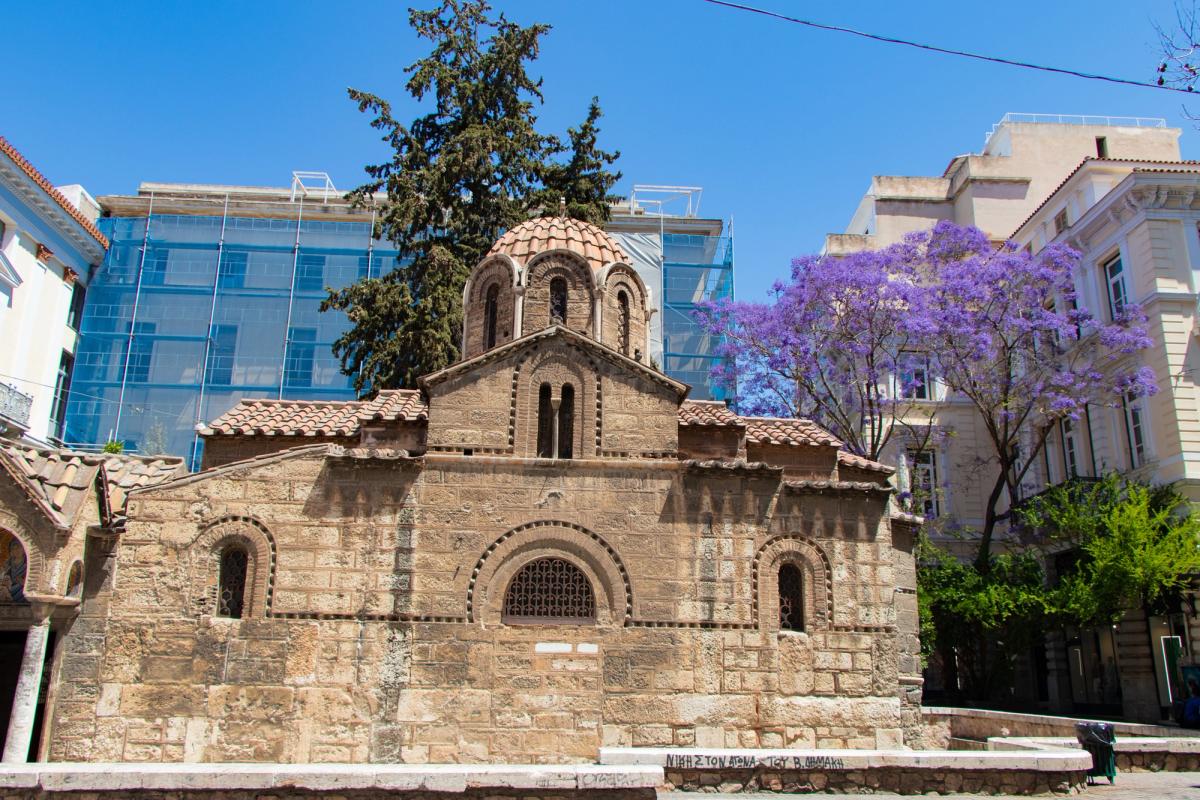 Midt i handlegaten Ermou street ligger Kapnikarea kirken i Athen