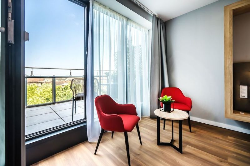 Up Hotel Budapest - Image 4