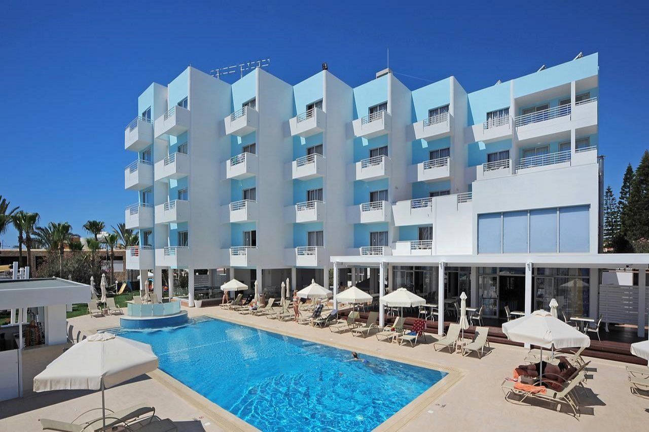 Okeanos Beach Boutique Hotel ligger med stranden som närmsta granne i Ayia Napa och har dessutom ett härligt poolområde.