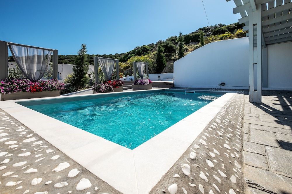 Nereids Villas ligger på en bakke midt i Paros og tilbyder private villaer med pool og fuldt udstyret køkken.