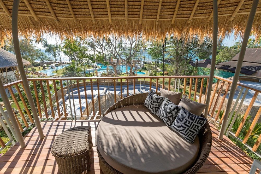 Eden Beach Resort & Spa ligger ved sjøen i Khao Lak, Thailand.