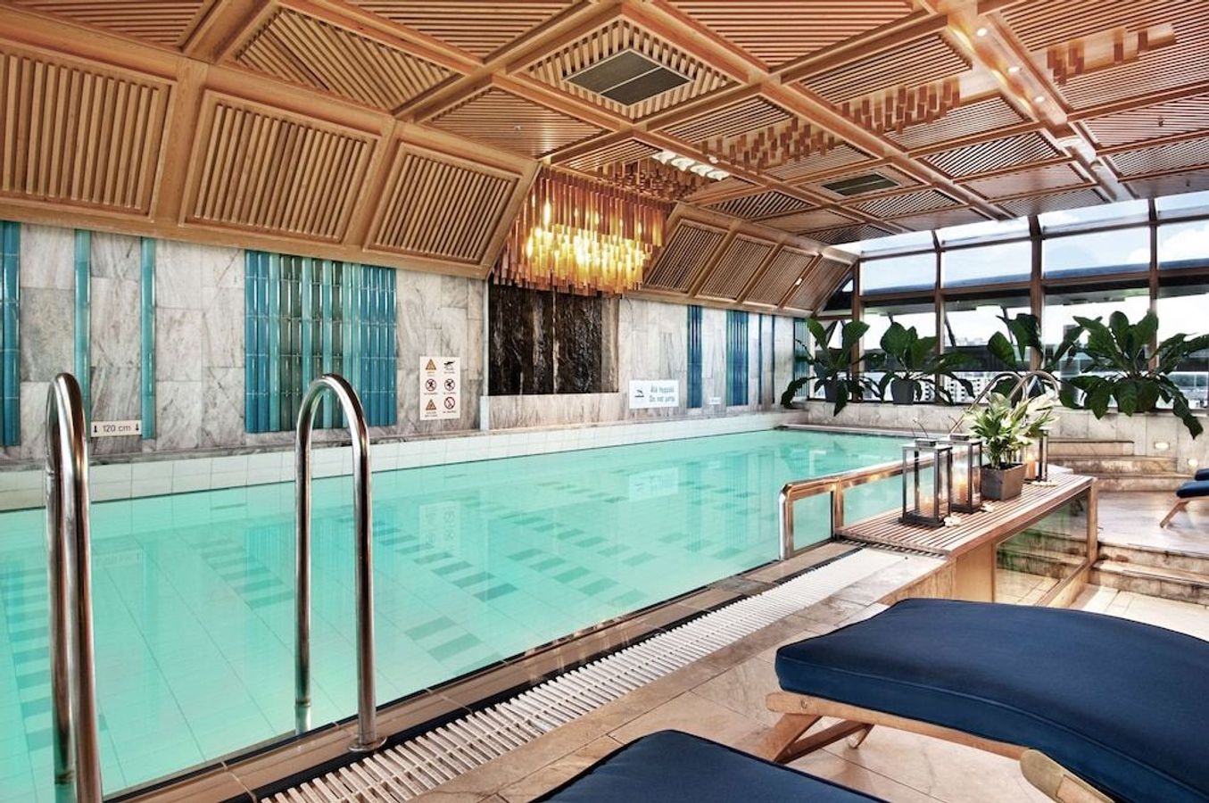 På Hilton Strand i Helsinki kan du svømme i bassenget på taket.
