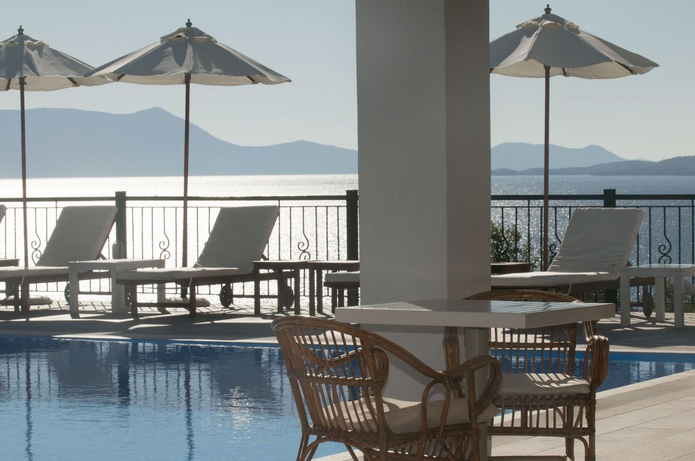 Aliki Hotel tilbyder en dejlig solterrasse med udsigt over havet på Lefkas østkyst i Grækenland.