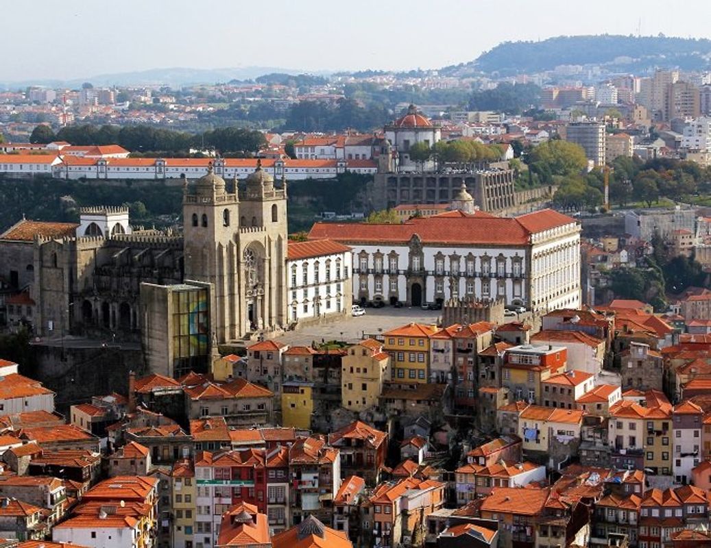Vy över Porto med katedralen som tornar upp sig på kullen, Portugal