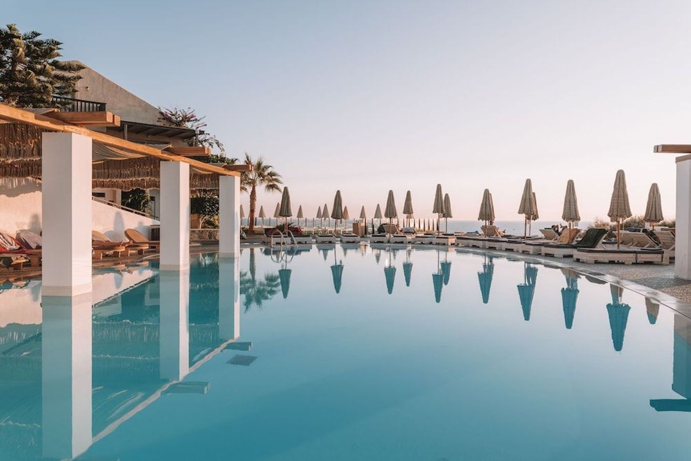 Pool och havsutsikt på Sea Side Resort & SPA i Agia Pelagia