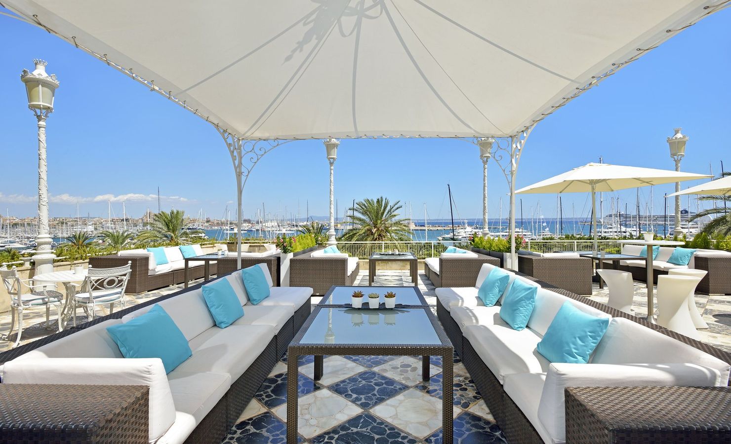 Hotel Victoria Gran Meliá ligger sentralt i Palma med utsikt over småbåtshamnen. Njut av terrass med pool, bar och balinesiska sängar.