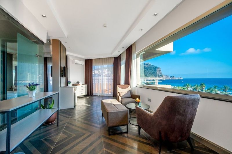 Riviera Hotel & Spa - Image 2