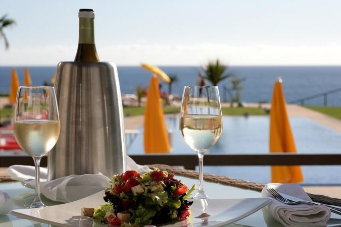 Herfra har du udsigt til swimmingpool og havet