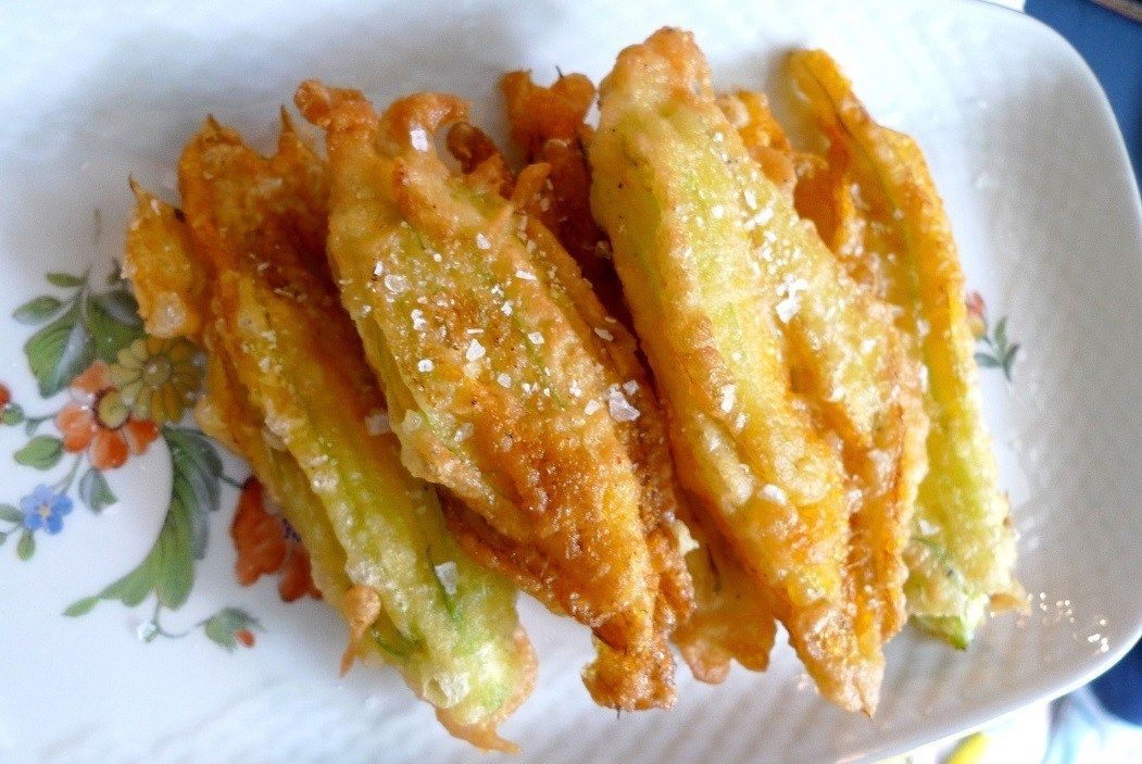 Fiori di zuccini ripieni e fritti – fyldte, friturestegte squashblomster