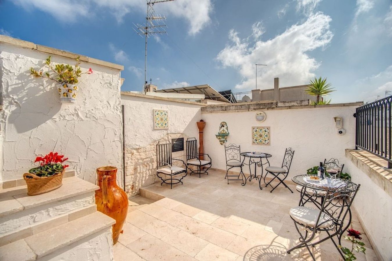 Nyd et øjeblik på terrassen på Stunis Charme B&B, centralt beliggende i Ostuni i Puglia.