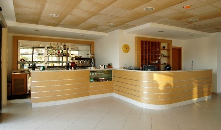 Hotel Elaia Garden bar og reception