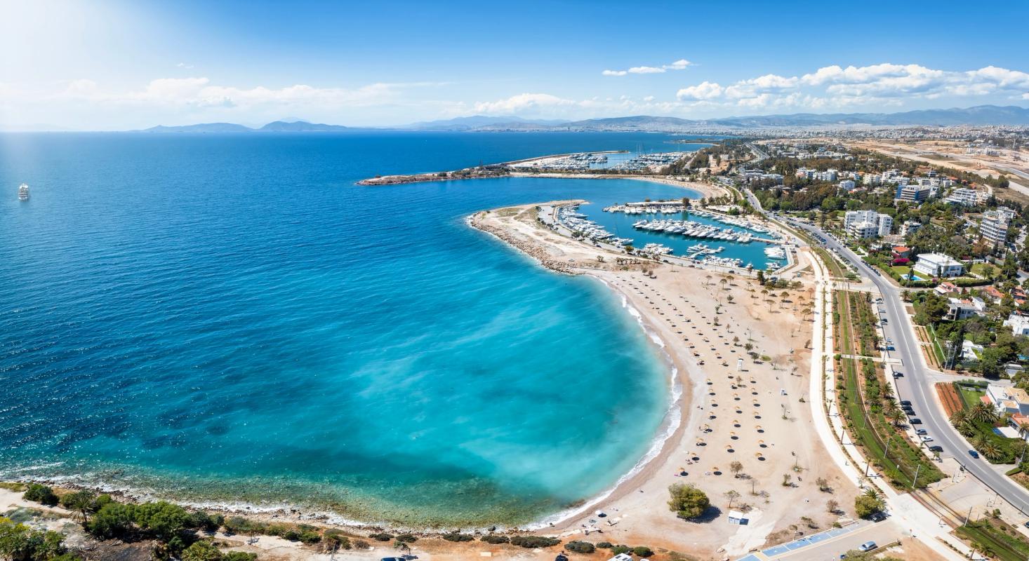 Utsikt over kysten og havet i Glyfada på Athens Riviera med Athen i horisonten