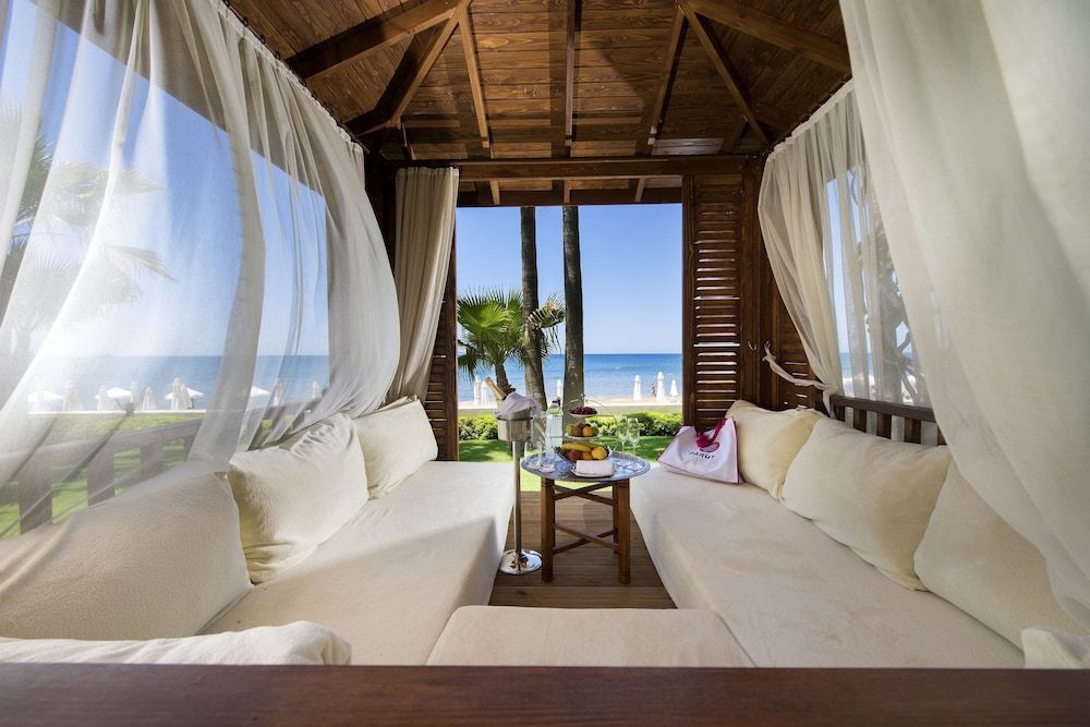 Acanthus & Cennet Barut Collection - Image 4