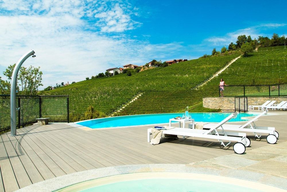 Réva Resort & Spa er smukt beliggende blandt vinstokke i Piemonte, Italien.