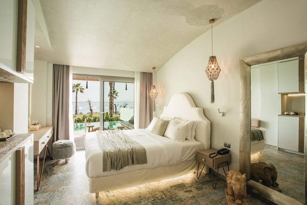 Blue Carpet Luxury Suites - Image 8