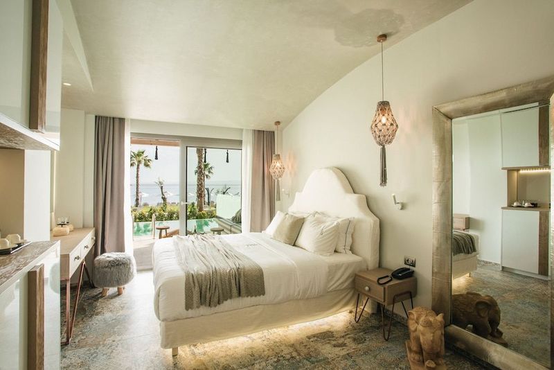 Blue Carpet Luxury Suites - Image 8