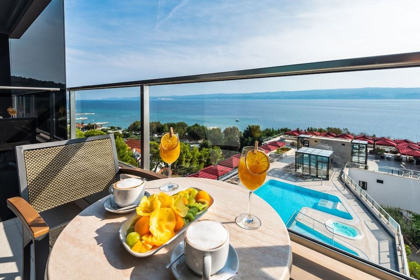 Hotel Plaza Duce ligger med en smuk udsigt over havet syd for Split, som du kan beundre fra din balkon.