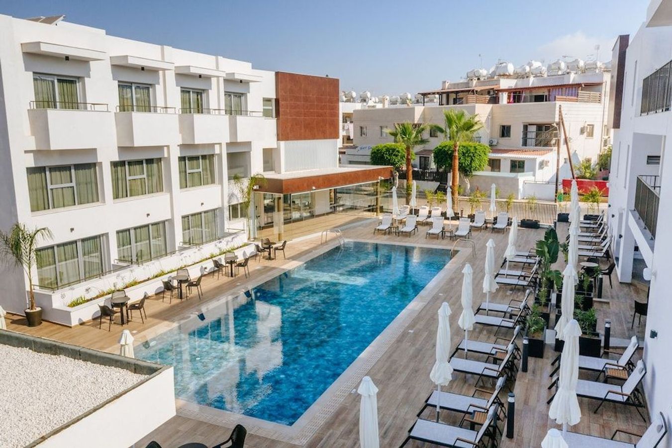 På Cosmo Napa Hotel bor du i moderne leiligheter i Ayia Napa og har tilgang til et elegant bassengområde med solsenger og parasoller.