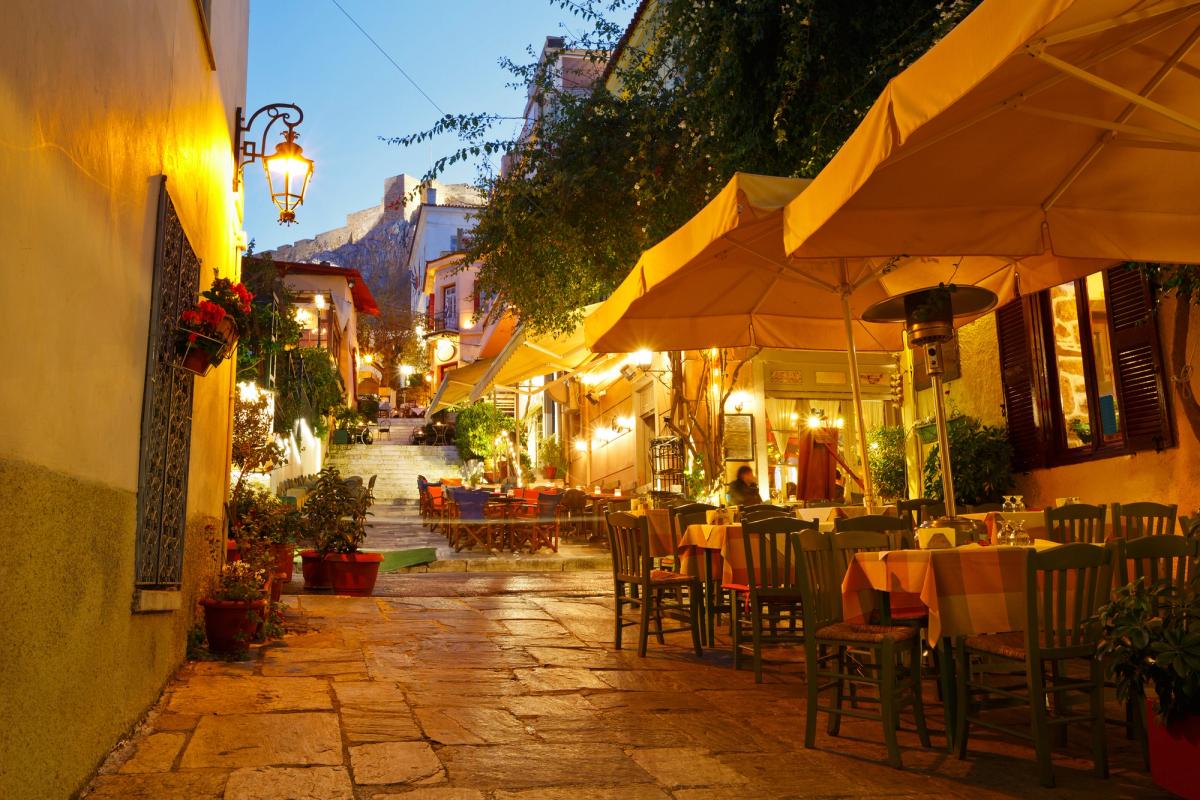 Utrolig hyggelig kveldsstemning på tavernaene i Plaka, Athen