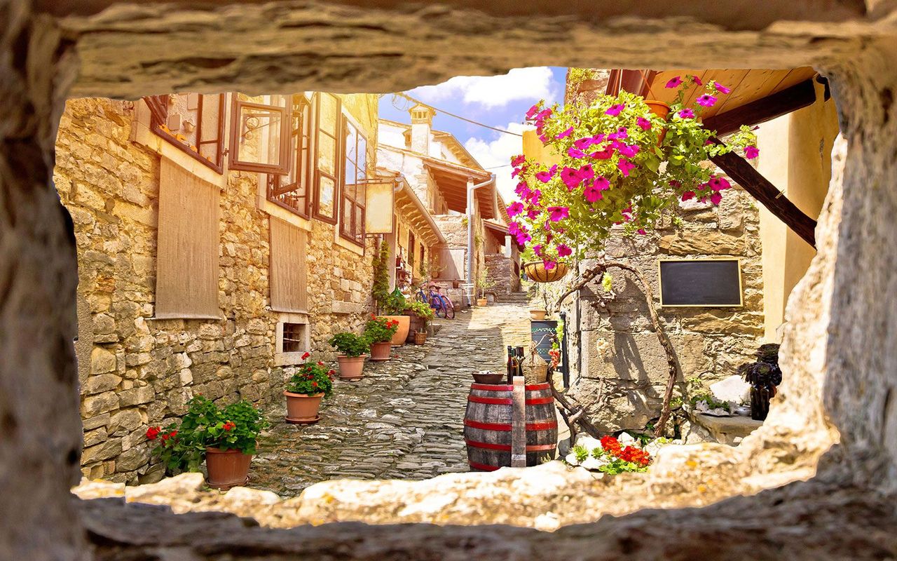 Brostensgade i Hum, verdens mindste by, i Istrien i Kroatien.