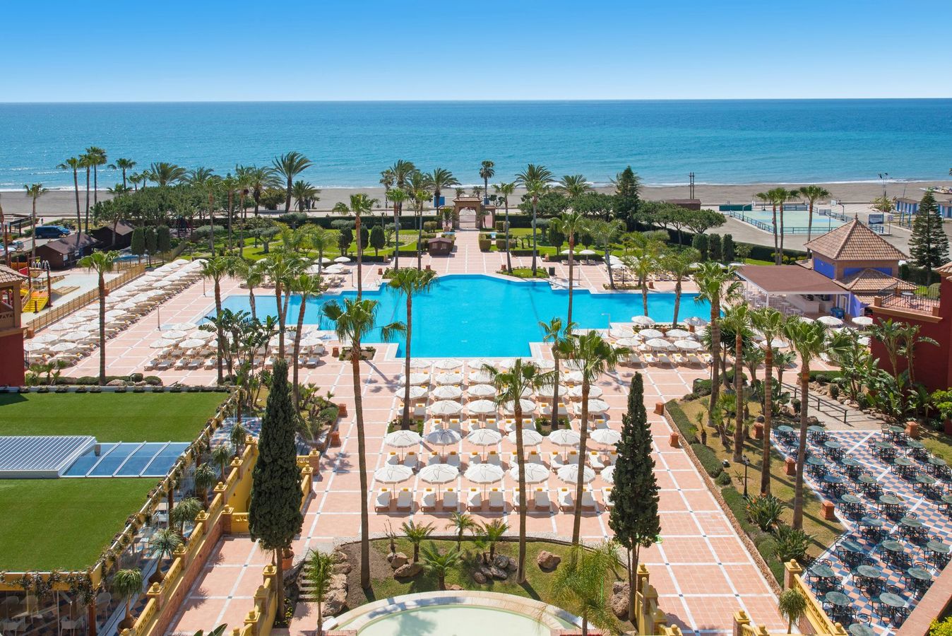 Det stora hotellet Iberostar Malaga Playa ligger med utsikt över havet och har en stor trädgård med flera pooler och gott om plats.