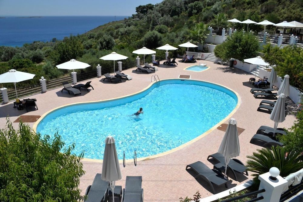 Naftilos Boutique Hotel ligger på en bjergskråning ud for Pythagorio på Samos sydkyst. Nyd udsigten over havet fra poolområdet.