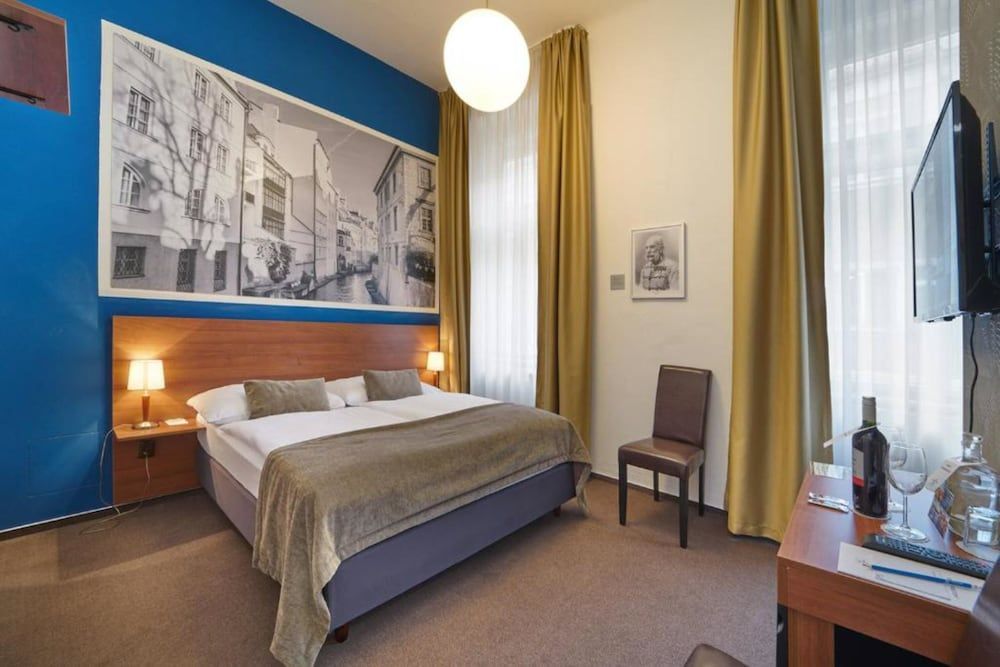 Metropolitan Old Town Hotel - Image 10