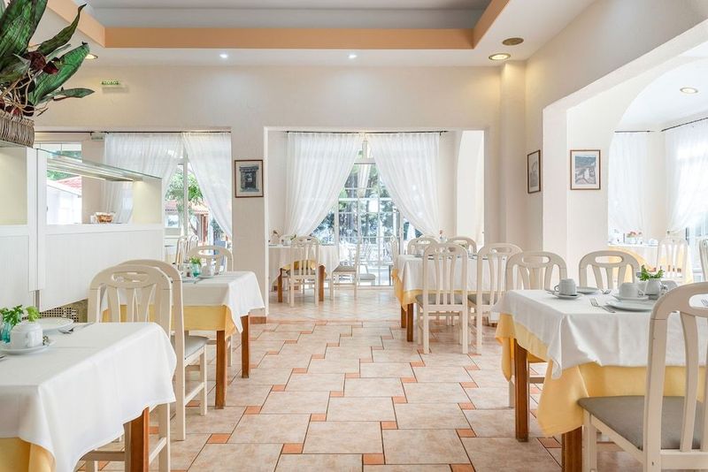 Porfi Beach Hotel - Image 8