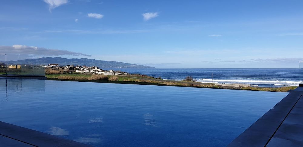 Hotel Verde Mar & SPA har et basseng med utsikt over havet utenfor Ribeira Grande på Azorene.