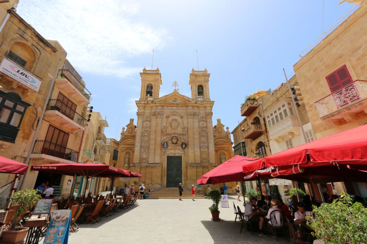 Torg med uteservering i Victoria, huvudstaden på Gozo