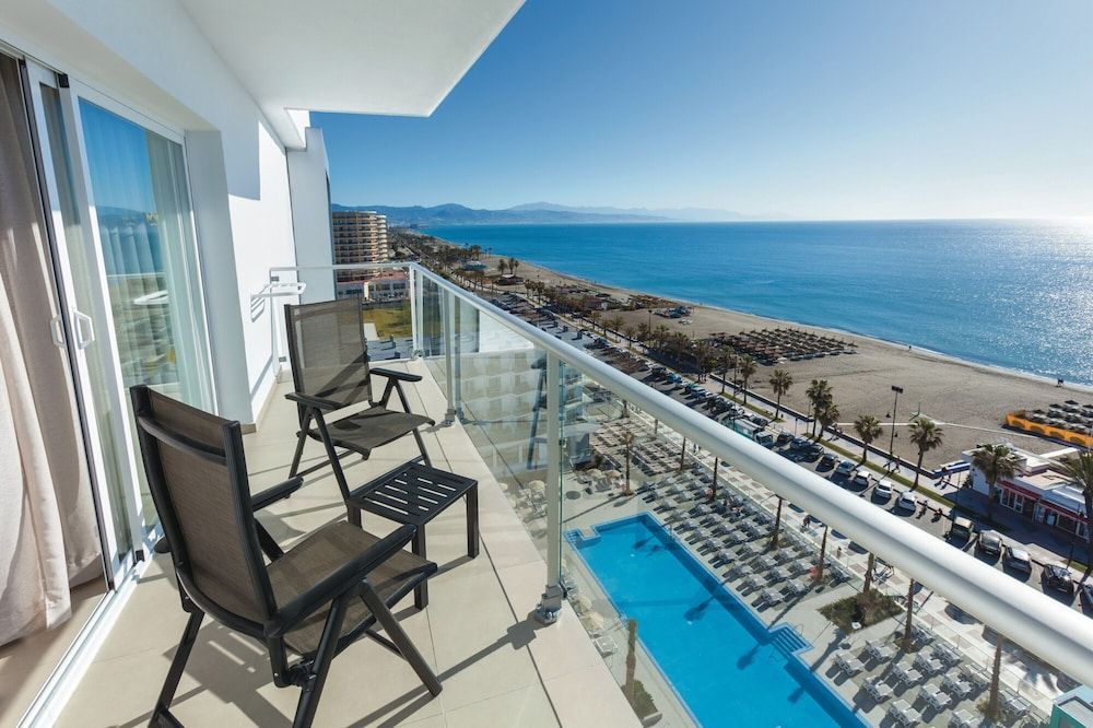 Hotel Riu Costa del Sol ligger på stranden i Torremolinos og tilbyder indkvartering med All Inclusive.