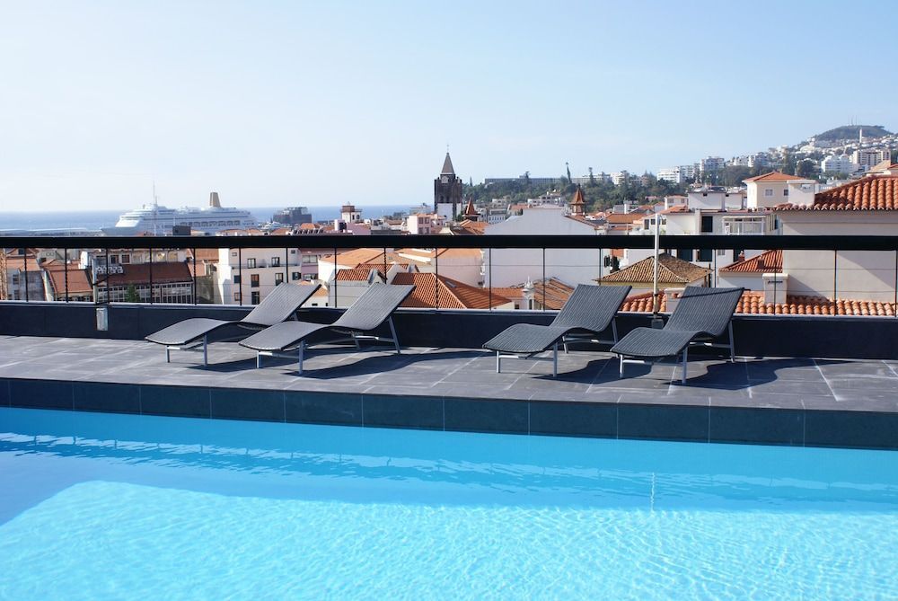 Hotel do Carmo ligger utanför Funchals centrum på Madeira och har en takterrass med pool och utsikt.