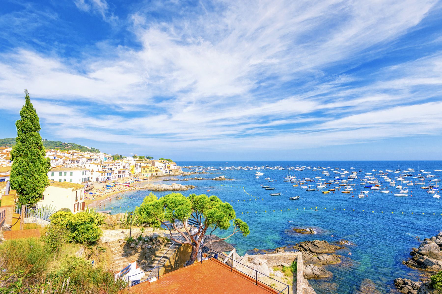 Utsikt över Calella och havet på Costa Brava-kusten i Spanien