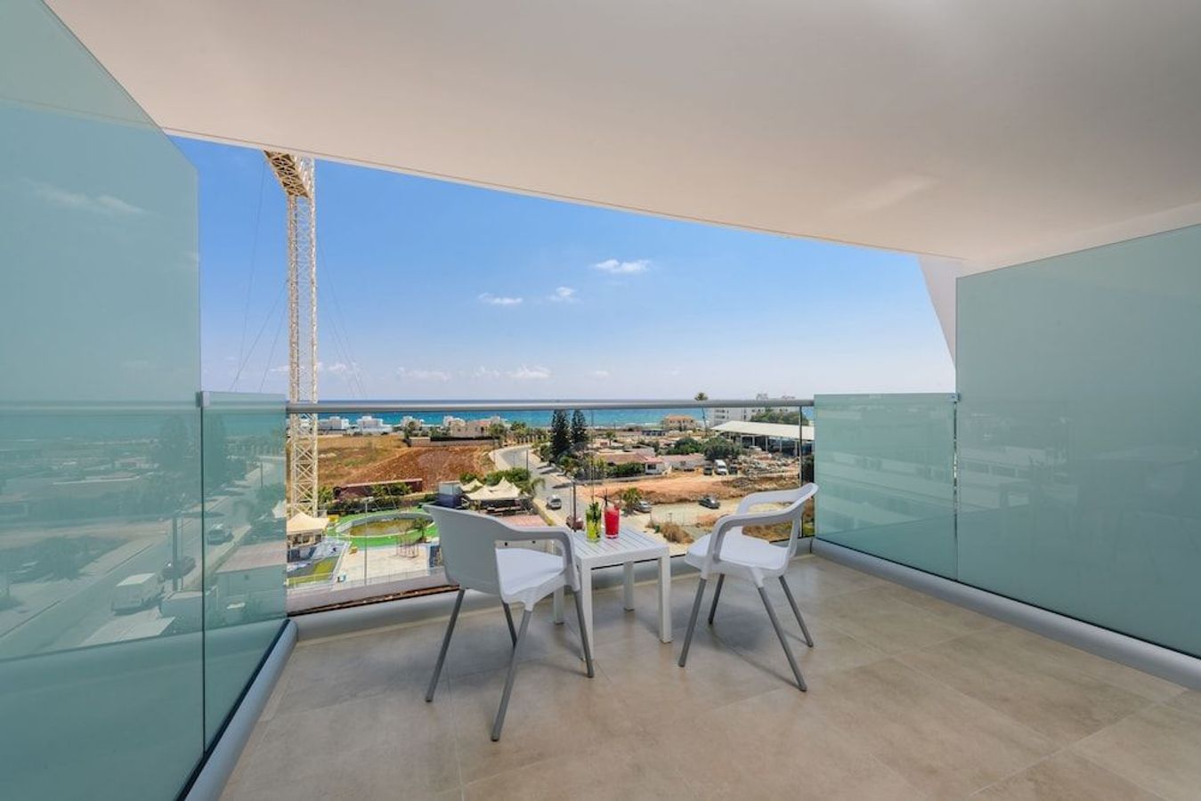 På Tasia Maris Seasons Hotel i Ayia Napa kan du sætte dig ned på din altan og nyde havudsigten.
