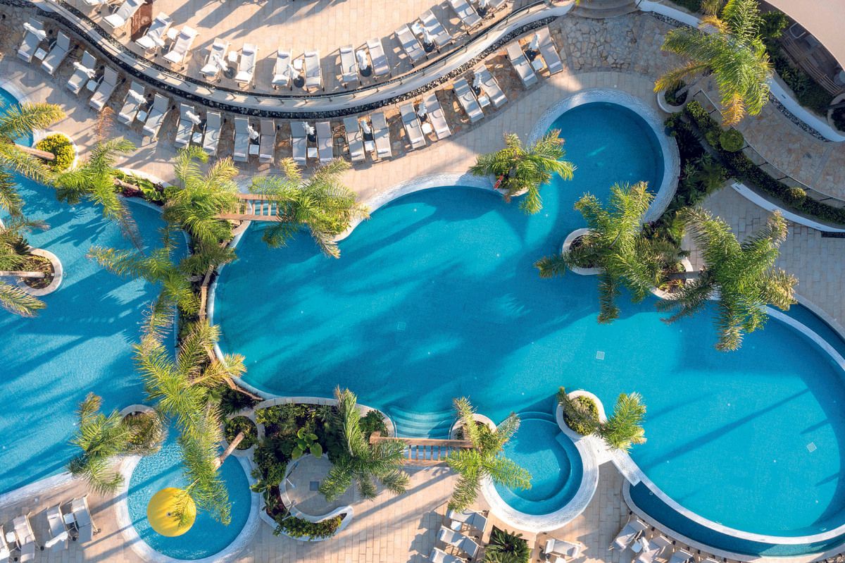 Nyd afslappende dage ved poolen på Olympic Lagoon Resort Paphos udenfor Paphos på Cypern
