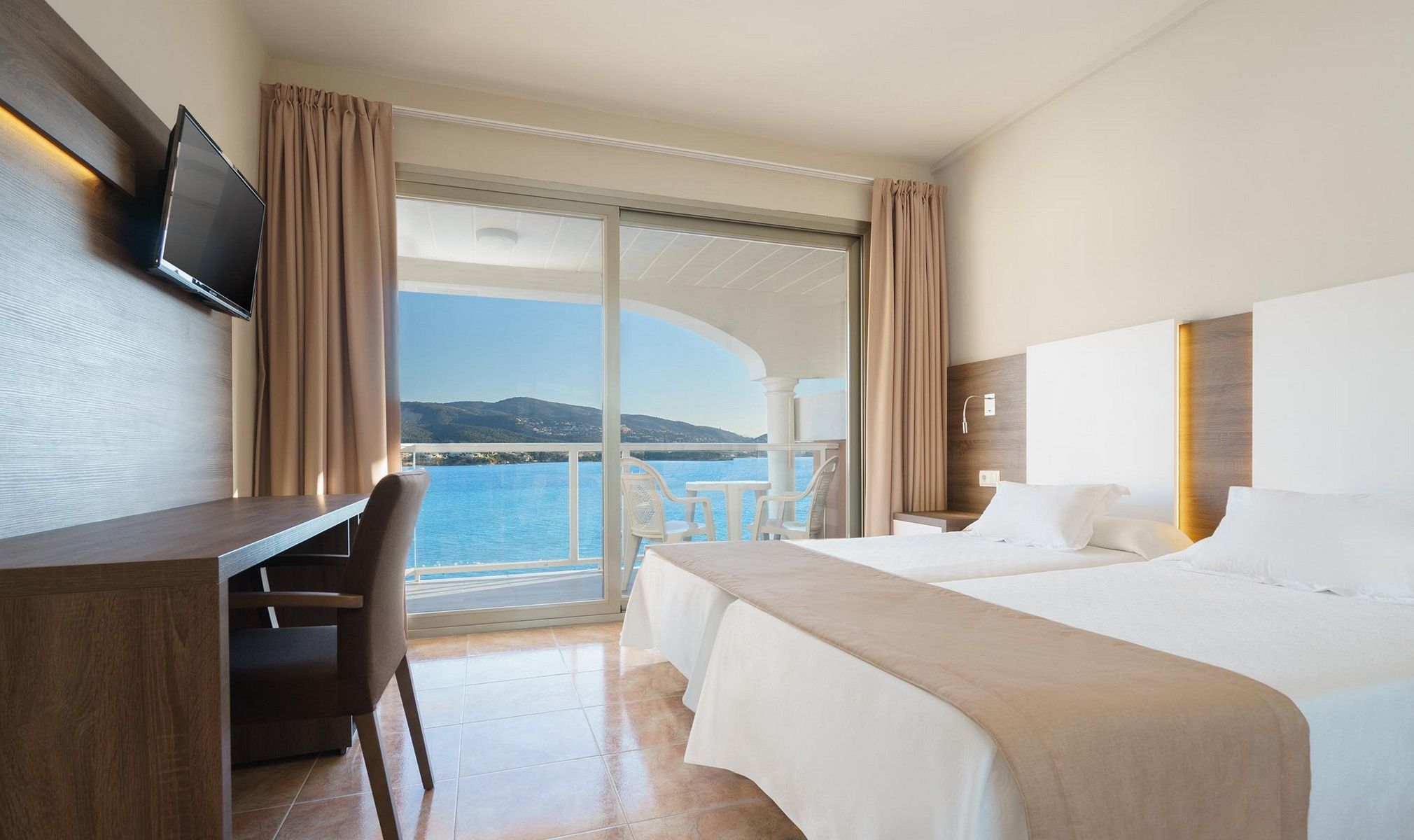 Hotel Comodoro Playa Seramar - Image 8