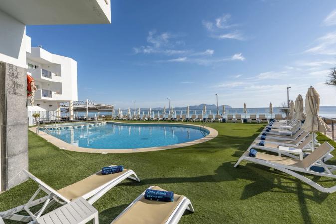 Slå dig ner vid poolen på THB Gran Bahia i Can Picafort på Mallorca och njut av utsikten över havet.