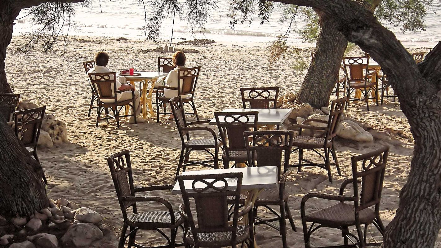 Et-par-tager-en-drink-paa-strand-Mallorca-Spanien-Hideaways