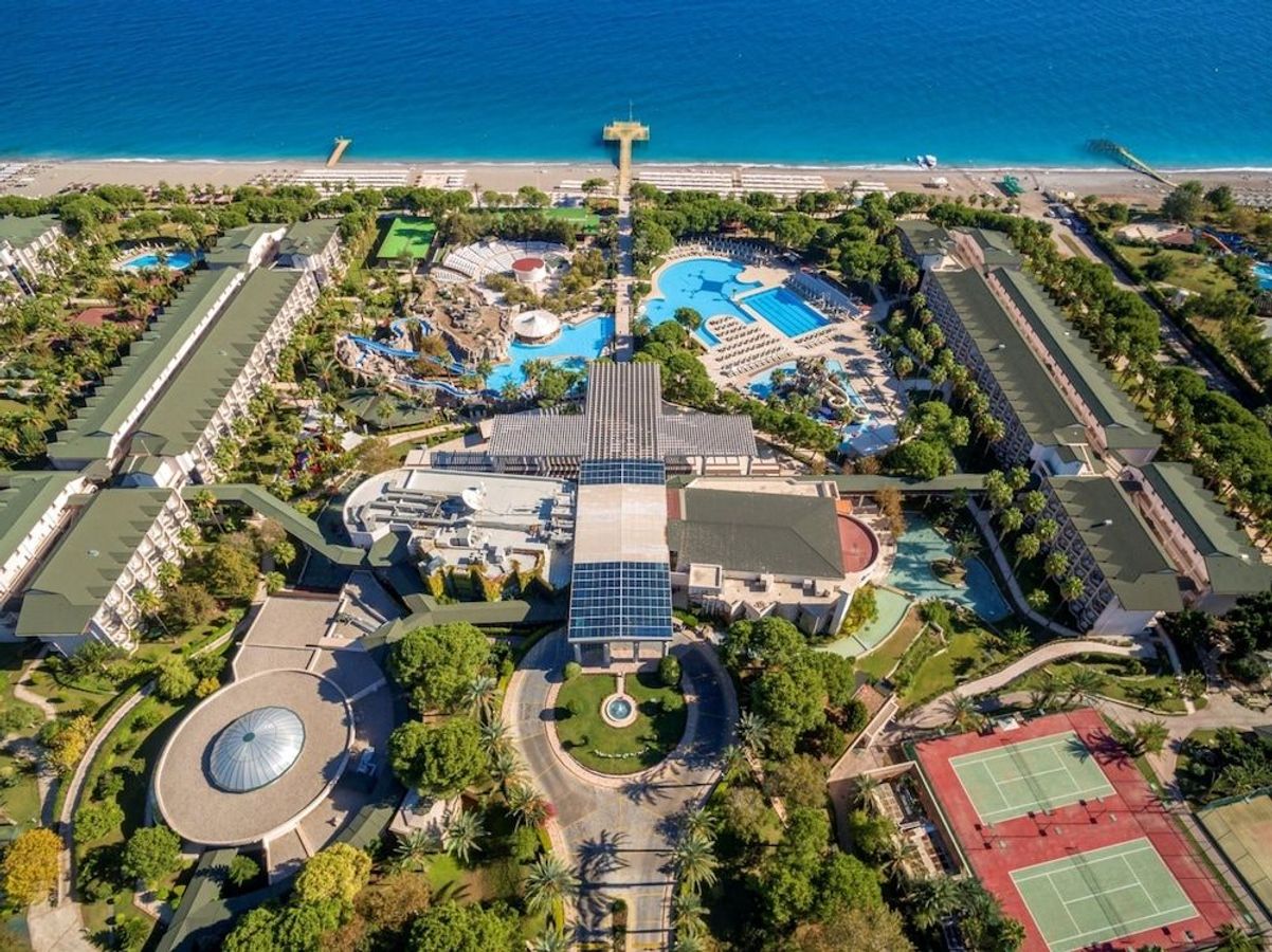 På Dobedan World Palace utenfor Kiris i Tyrkia kan hele familien nyte en All Inclusive-ferie.
