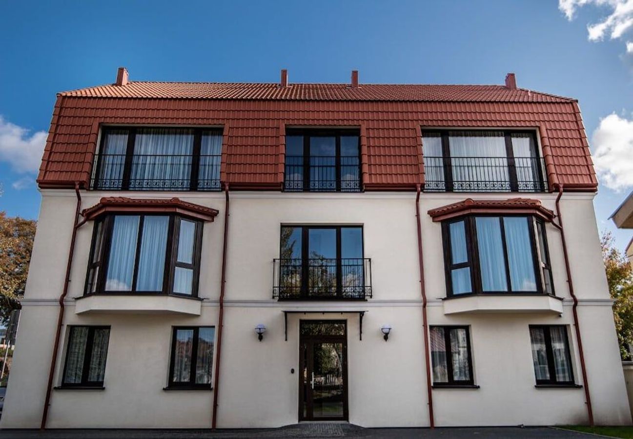 Jono Kalnelis Apartments ligger centralt i Klaipeda i Litauen og tilbyder moderne ferielejligheder med plads til hele familien.