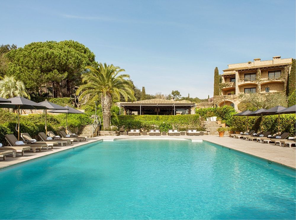 Nyt bassenget på Mas de Torrent Hotel & Spa som ligger på Costa Brava i Spania.