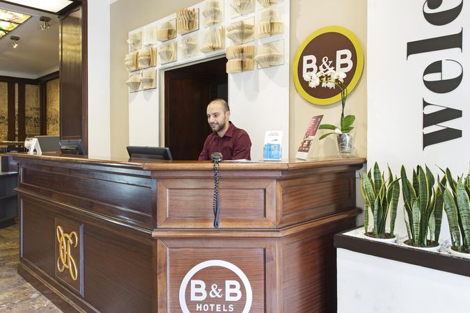 Receptionen på B&B Hotel Napoli