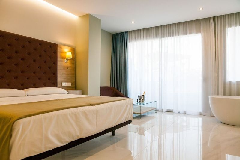 Hotel Los Arcos - Image 4